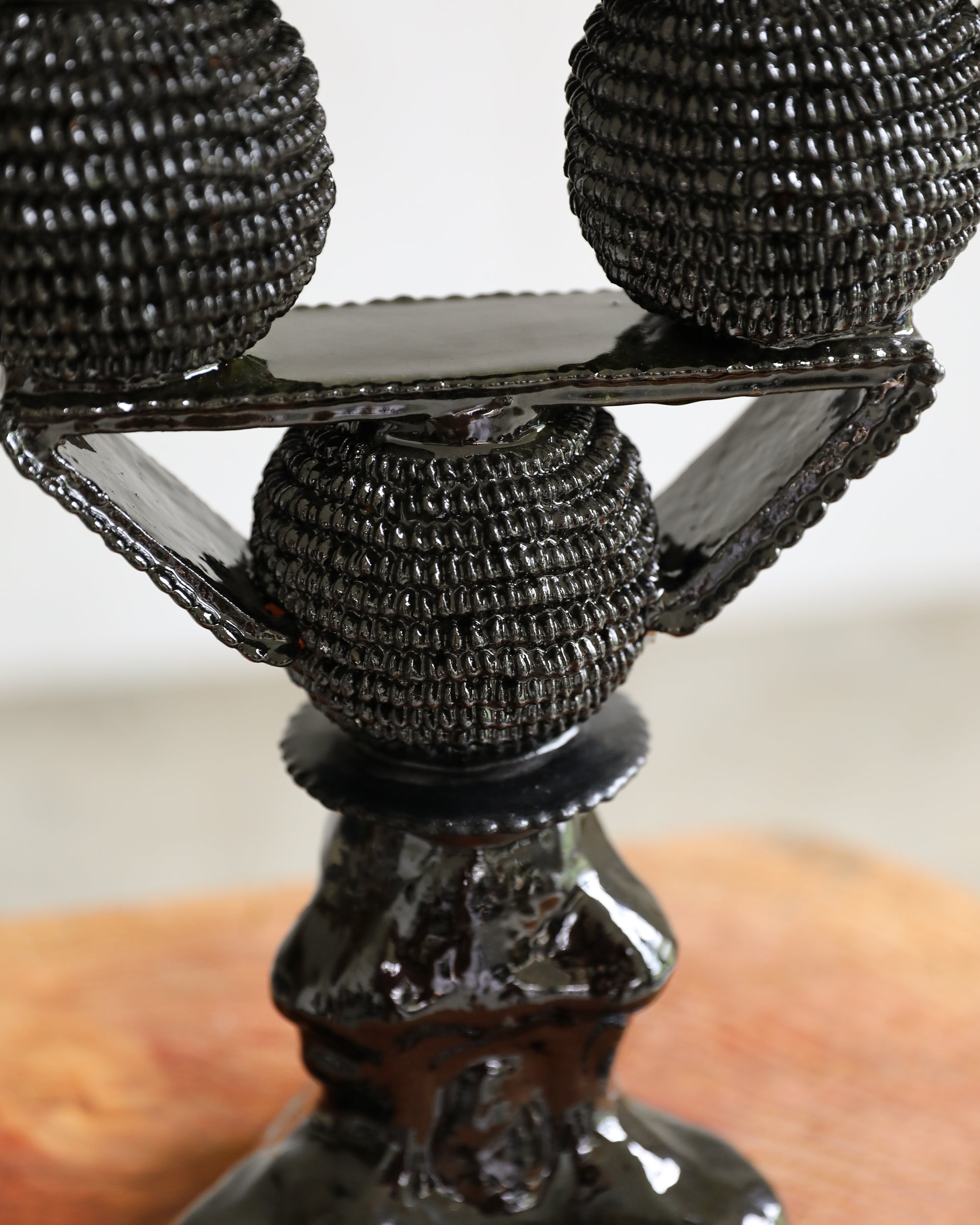 marva studio Candelabro Chemita Mediano closeup detail of glazed black terracotta candle holder