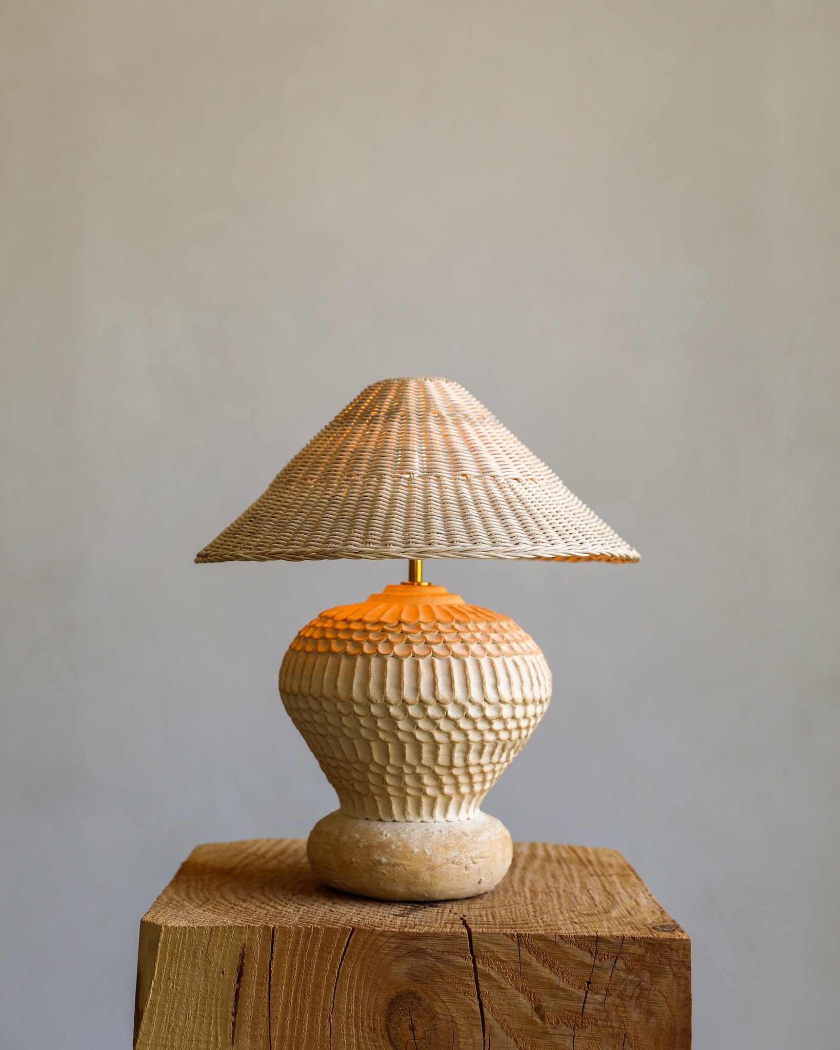 fielding clayworks textured ceramic table lamp cream natural wicker shade brass light on