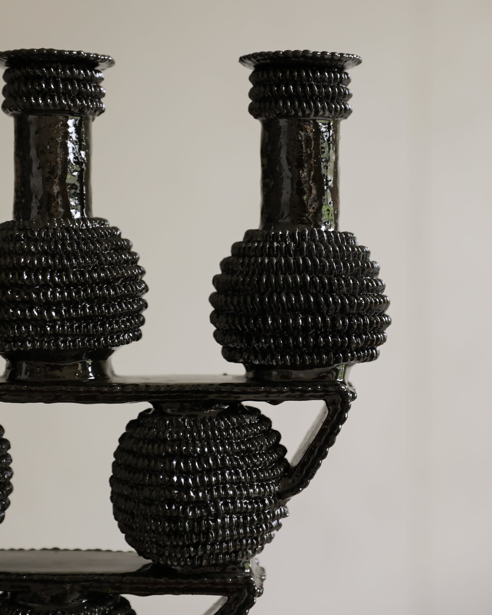 marva studio Candelabro Chemita Mediano mexico city glazed black terracotta detail