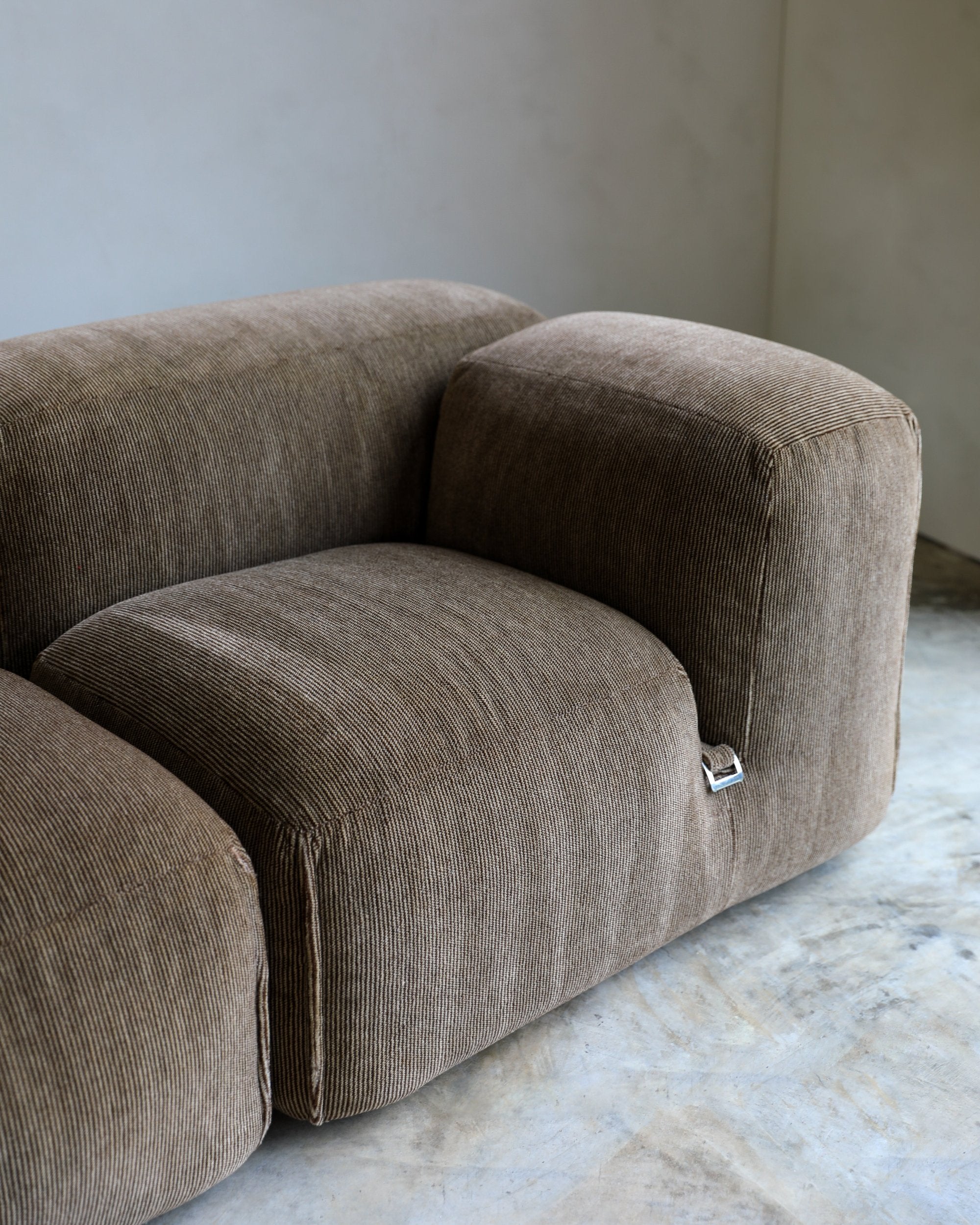 vintage Mario Bellini for Cassina Le Mura sofa original mohair upholstery natural brown subtle stripe arm detail