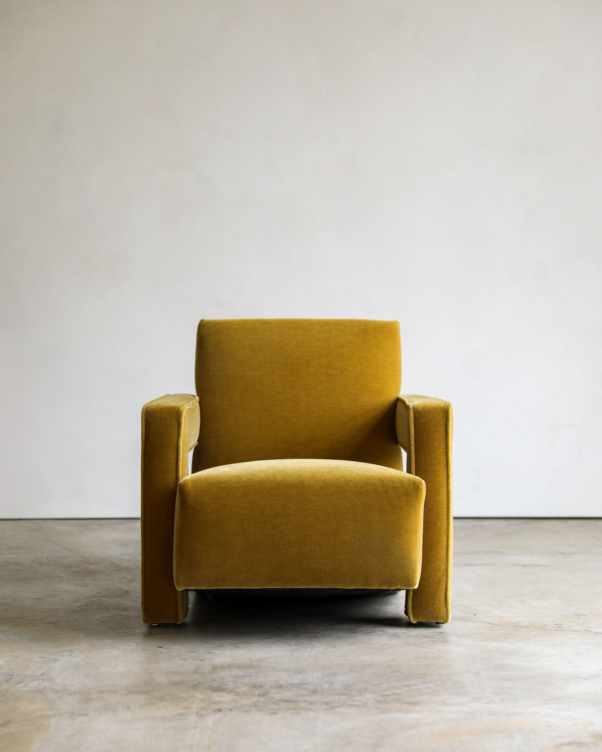 vintage Gerrit Rietveld Utrecht chair for Cassina in golden mohair fabric front view